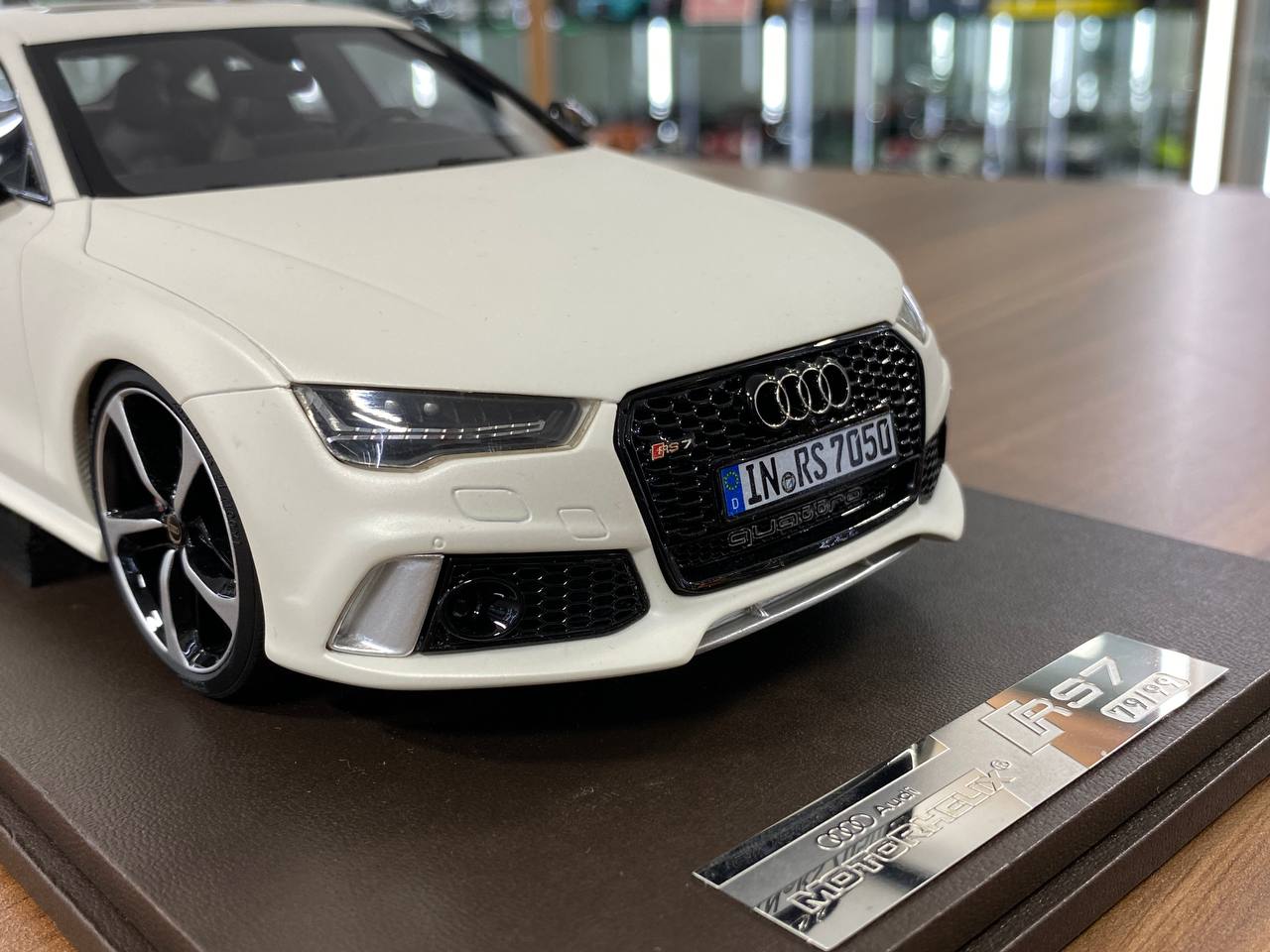 🚨Audi RS7 1:18 Resin Model – Matt White | Motorhelix (Limited 99 pcs – Dubai Collectors)