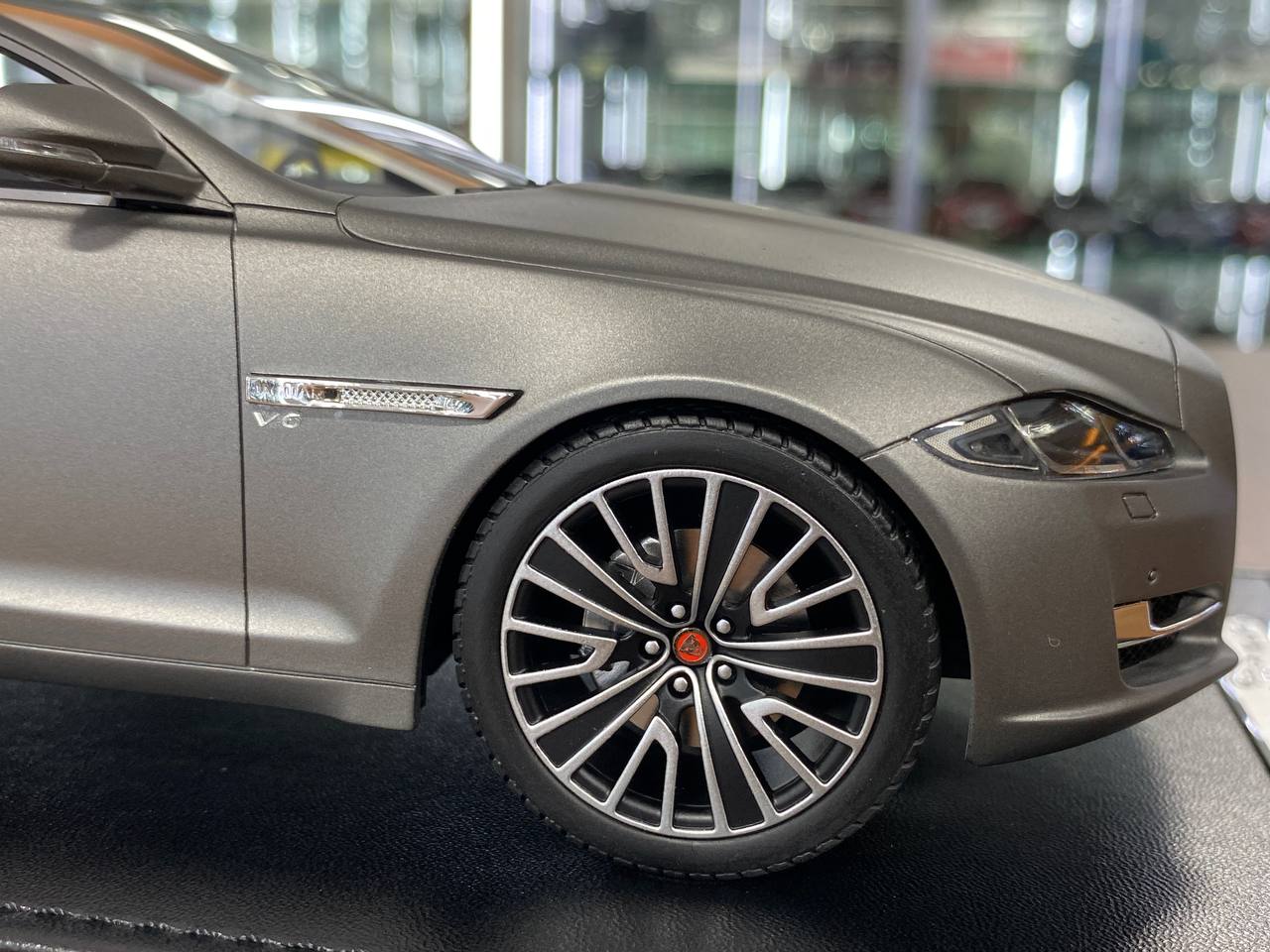 🚨Jaguar XJL 1:18 Resin Model – Matt Grey | Motorhelix (Limited 66 pcs – Dubai Collectors)