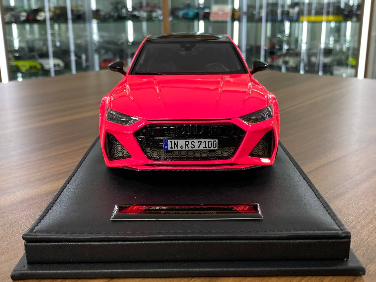 🚨1:18 Resin Model Audi RS7 Fastback – Fluorescent Pink | Motorhelix (Limited 99 pcs – Dubai Collectors)