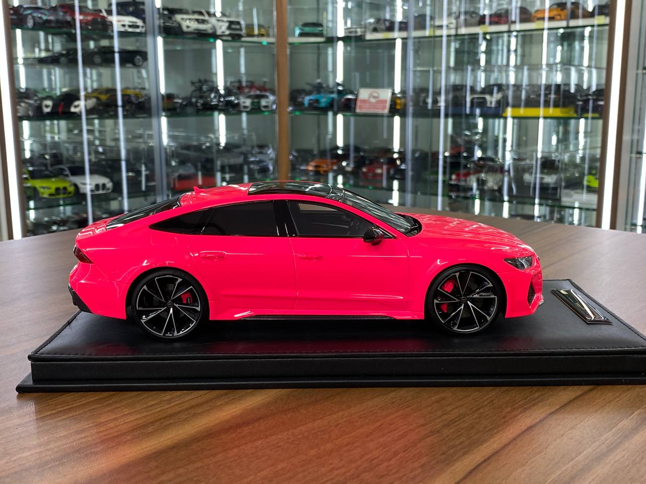 🚨1:18 Resin Model Audi RS7 Fastback – Fluorescent Pink | Motorhelix (Limited 99 pcs – Dubai Collectors)