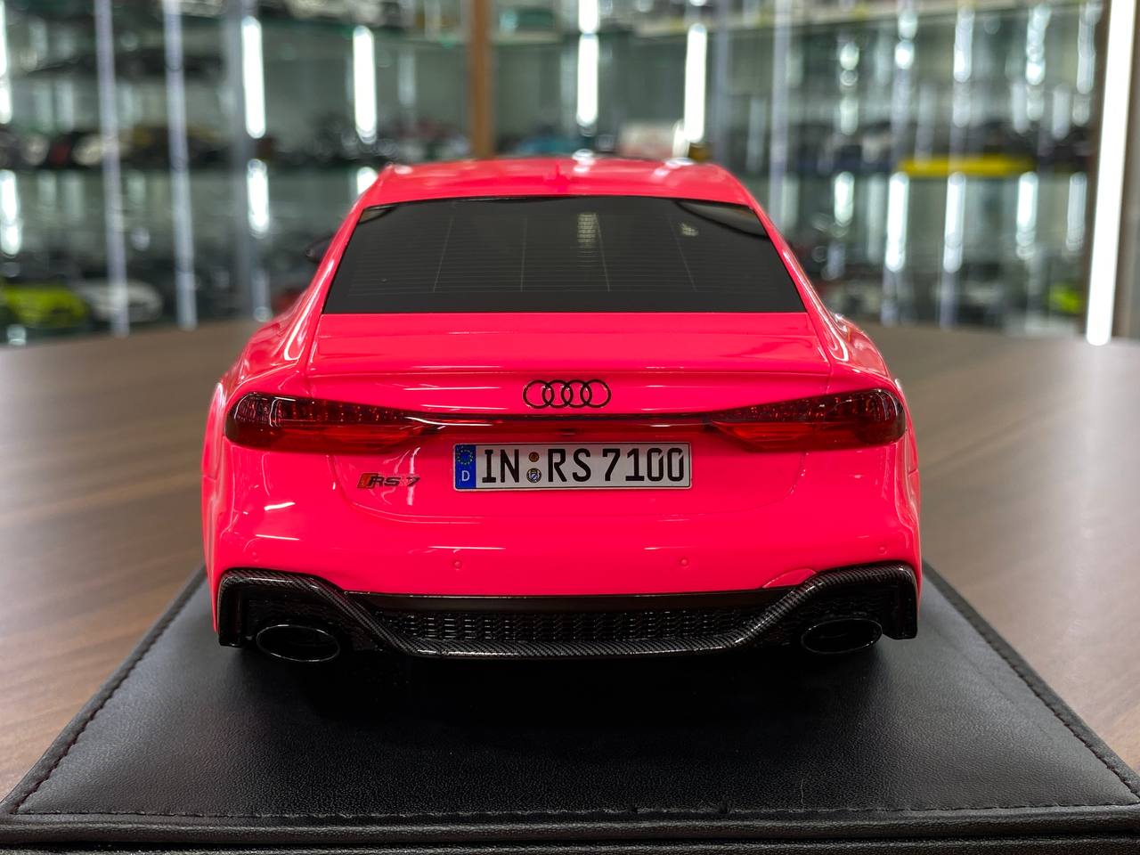 🚨1:18 Resin Model Audi RS7 Fastback – Fluorescent Pink | Motorhelix (Limited 99 pcs – Dubai Collectors)