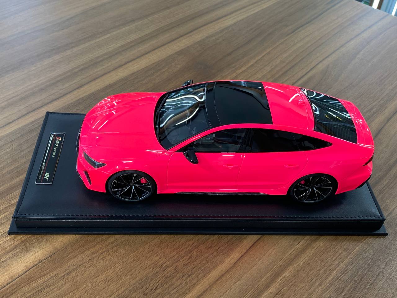 🚨1:18 Resin Model Audi RS7 Fastback – Fluorescent Pink | Motorhelix (Limited 99 pcs – Dubai Collectors)