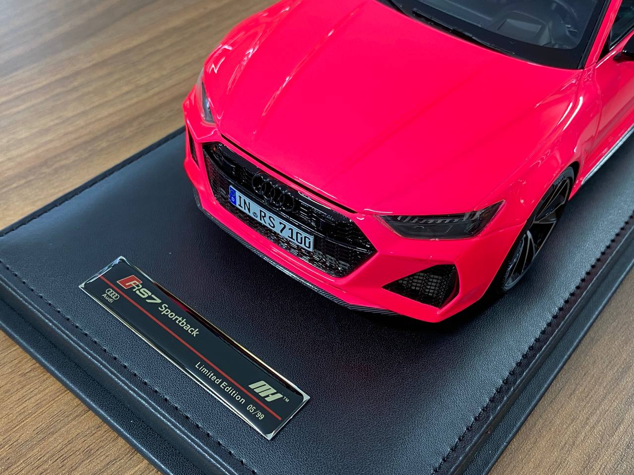 🚨1:18 Resin Model Audi RS7 Fastback – Fluorescent Pink | Motorhelix (Limited 99 pcs – Dubai Collectors)
