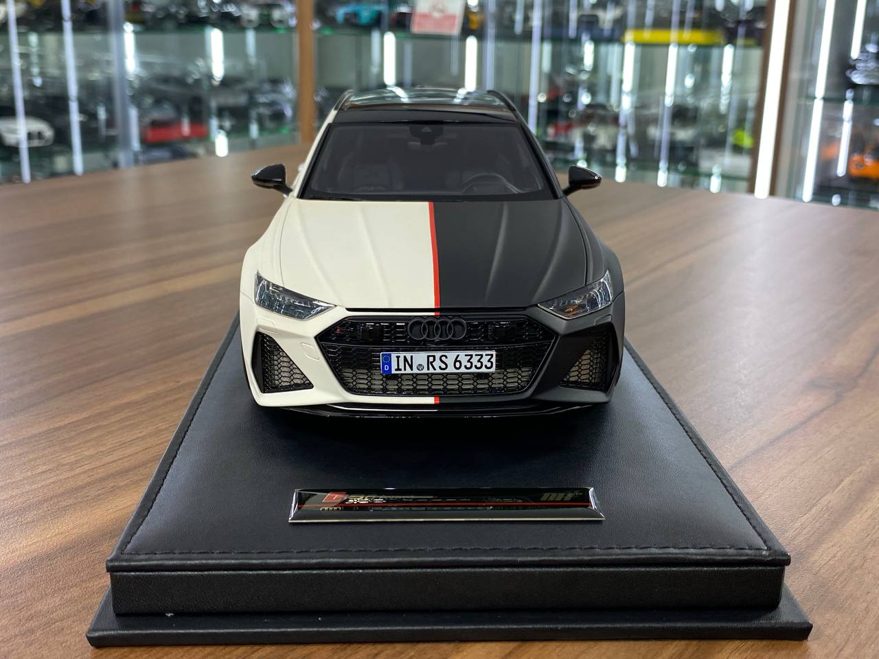 🚨1:18 Resin Model Audi RS6 Avant by MotorHelix – Black / White - Limited 99 pcs