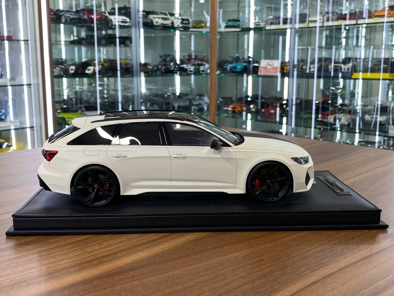 🚨1:18 Resin Model Audi RS6 Avant by MotorHelix – Black / White - Limited 99 pcs
