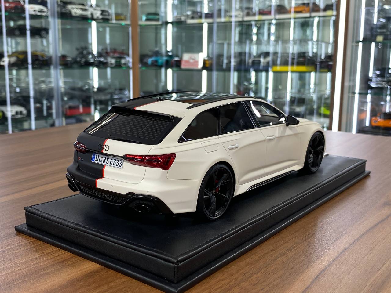 🚨1:18 Resin Model Audi RS6 Avant by MotorHelix – Black / White - Limited 99 pcs