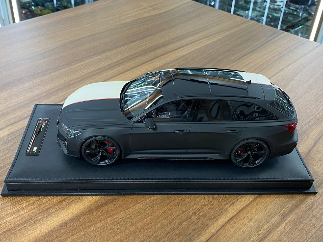 🚨1:18 Resin Model Audi RS6 Avant by MotorHelix – Black / White - Limited 99 pcs