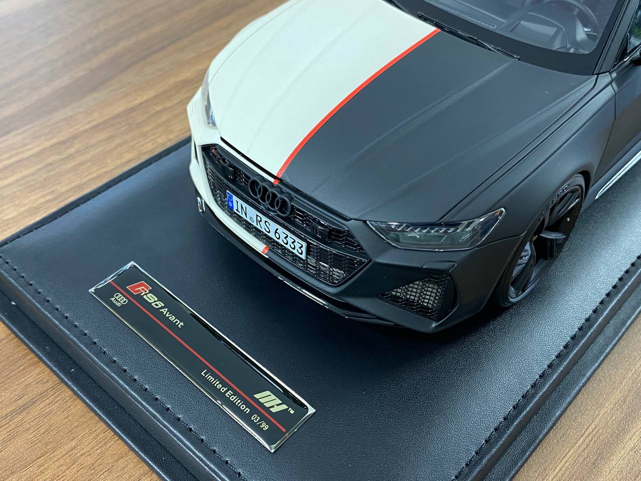 🚨1:18 Resin Model Audi RS6 Avant by MotorHelix – Black / White - Limited 99 pcs