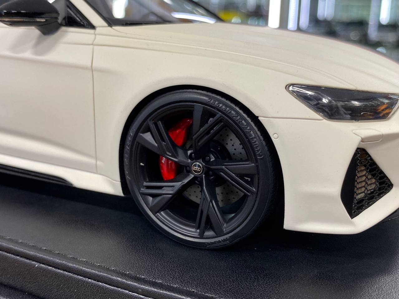 🚨1:18 Resin Model Audi RS6 Avant by MotorHelix – Black / White - Limited 99 pcs