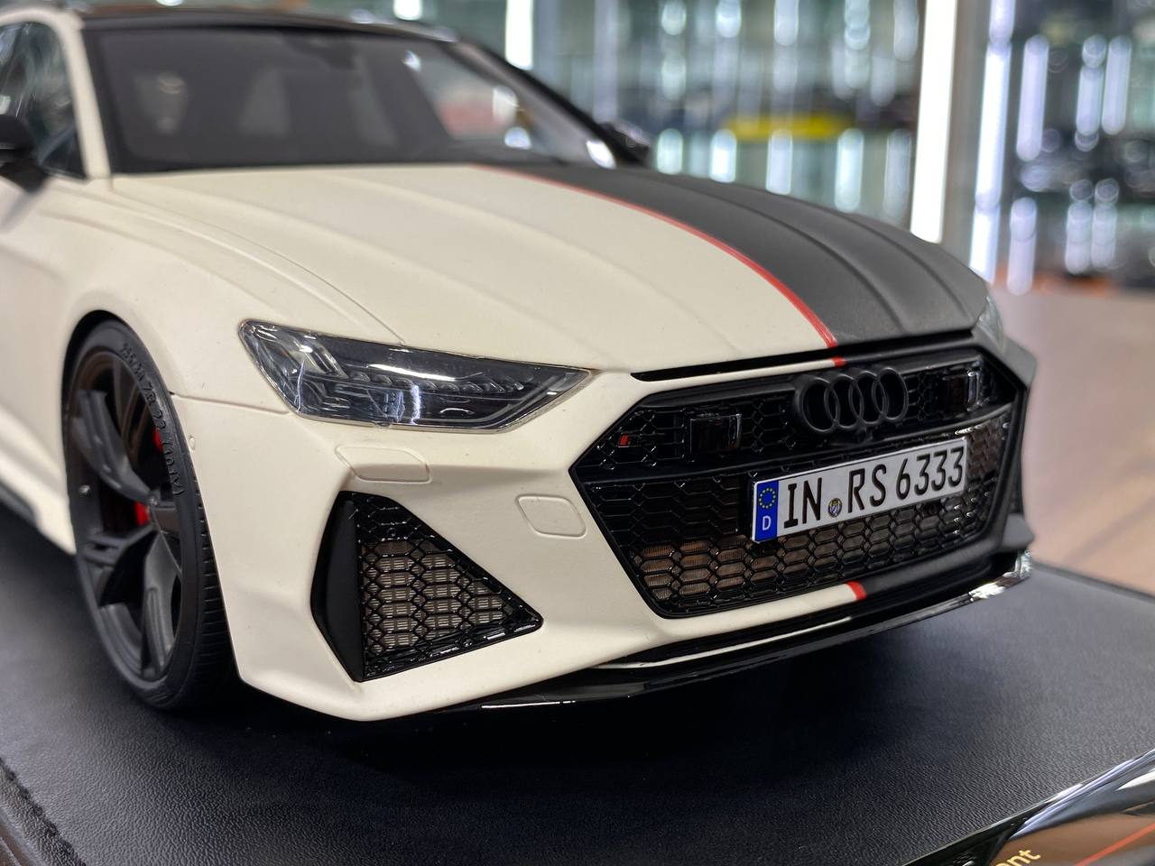 🚨1:18 Resin Model Audi RS6 Avant by MotorHelix – Black / White - Limited 99 pcs