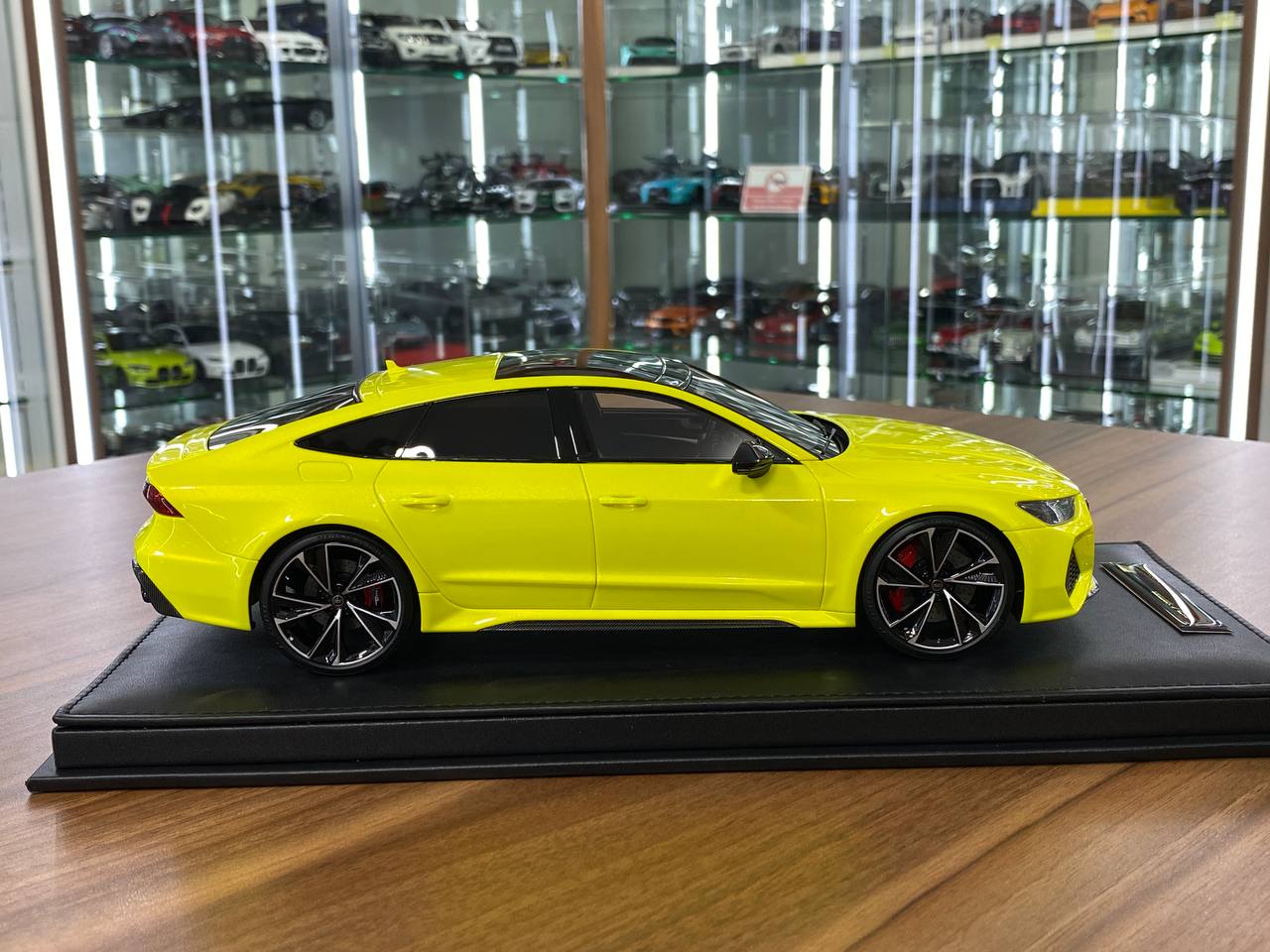 🚨1:18 Resin Model Audi RS7 Fastback by MotorHelix – Fluorescent Green Limited 99 pcs