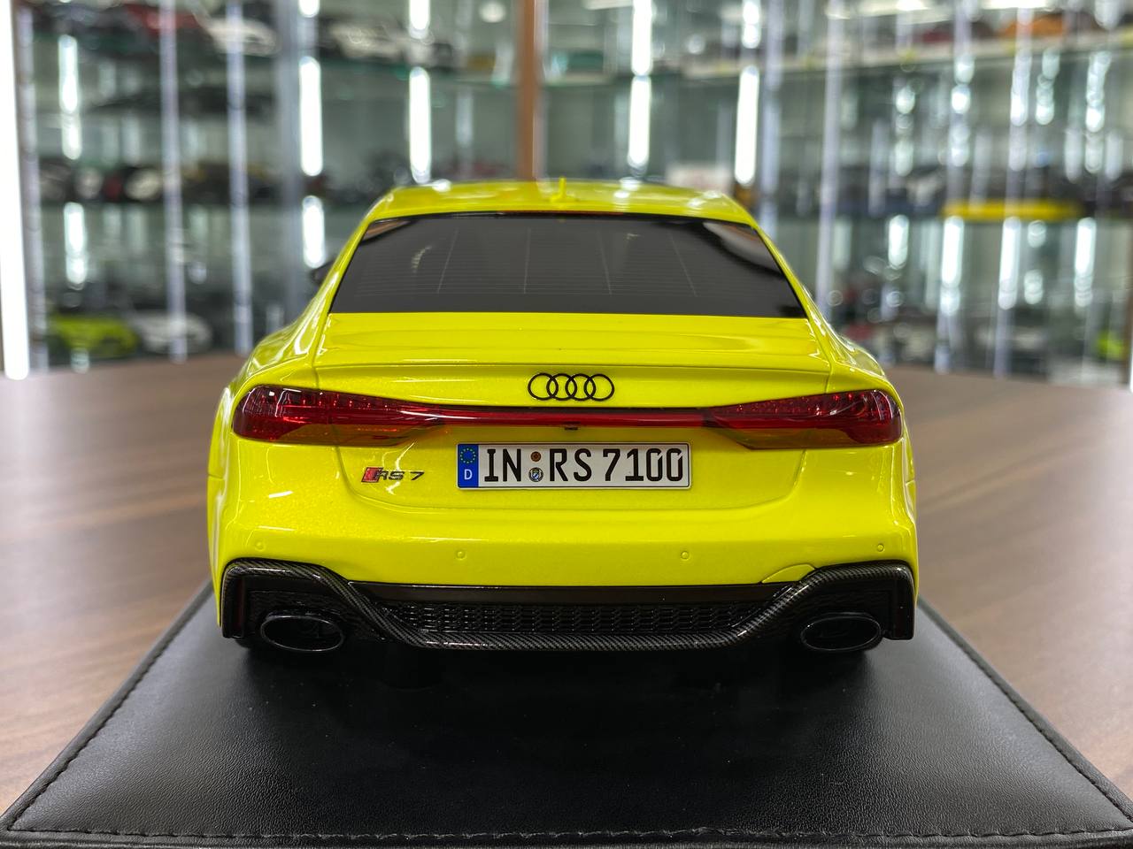 🚨1:18 Resin Model Audi RS7 Fastback by MotorHelix – Fluorescent Green Limited 99 pcs