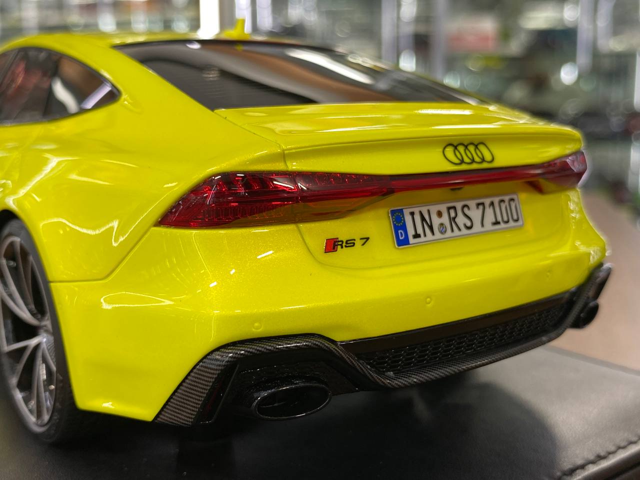 🚨1:18 Resin Model Audi RS7 Fastback by MotorHelix – Fluorescent Green Limited 99 pcs