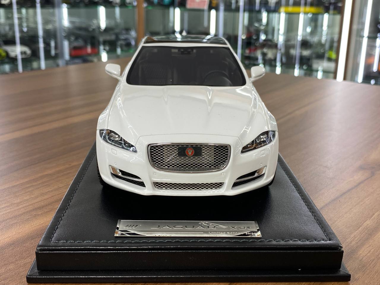 1:18 Resin Model Motorhelix Jaguar XJL – Pearly White Limited 66pcs