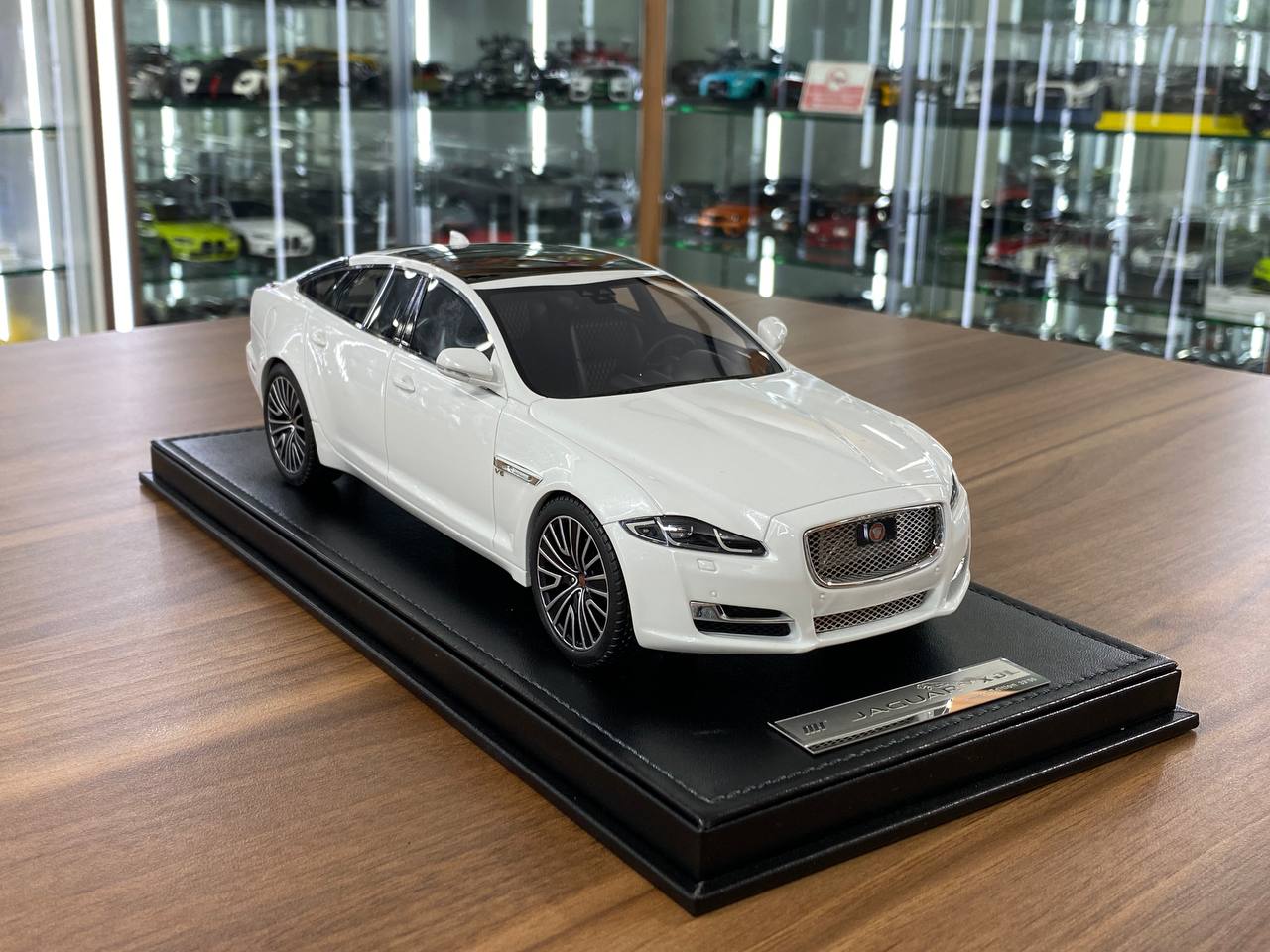 1:18 Resin Model Motorhelix Jaguar XJL – Pearly White Limited 66pcs