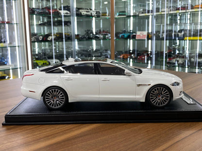 1:18 Resin Model Motorhelix Jaguar XJL – Pearly White Limited 66pcs