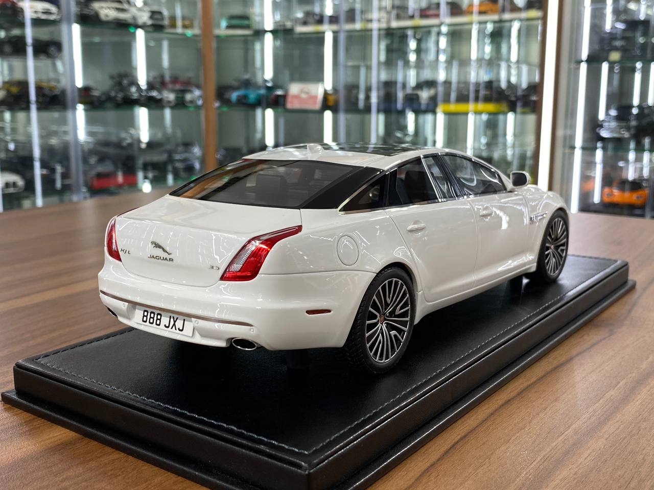1:18 Resin Model Motorhelix Jaguar XJL – Pearly White Limited 66pcs