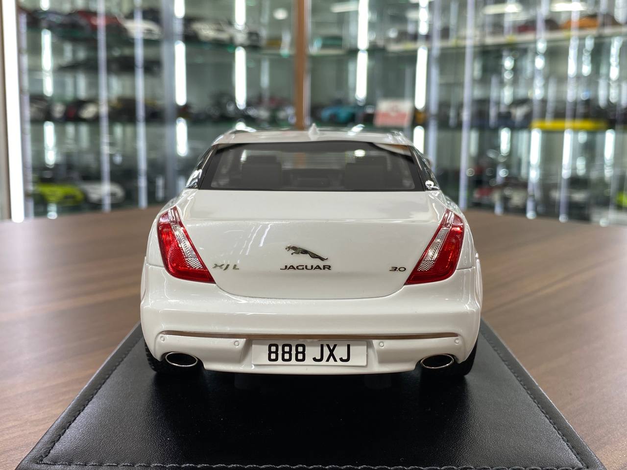1:18 Resin Model Motorhelix Jaguar XJL – Pearly White Limited 66pcs