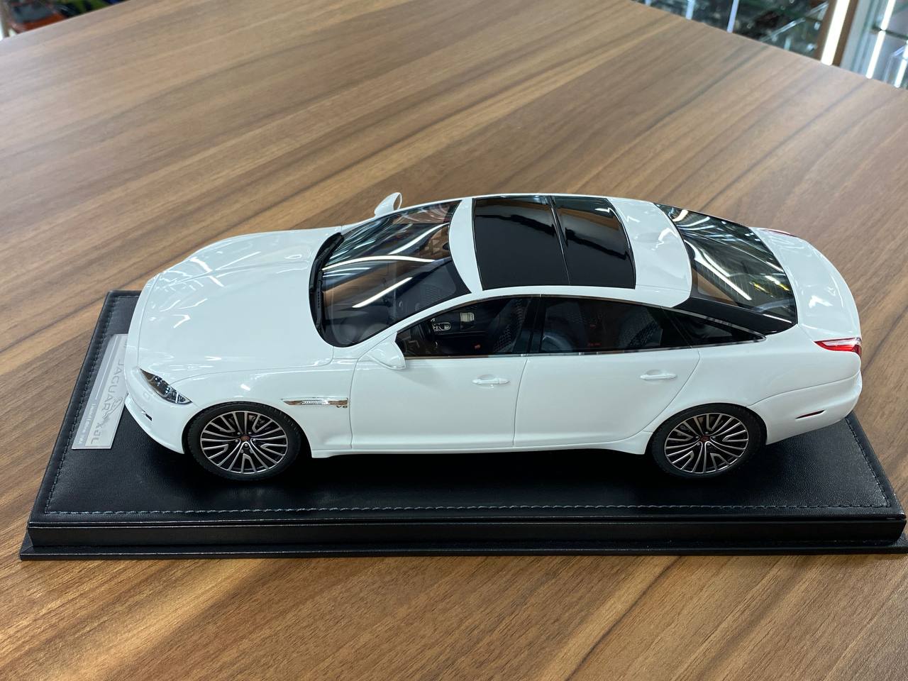 1:18 Resin Model Motorhelix Jaguar XJL – Pearly White Limited 66pcs