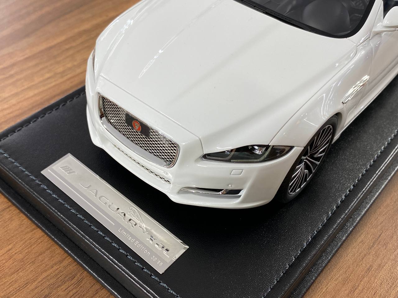 1:18 Resin Model Motorhelix Jaguar XJL – Pearly White Limited 66pcs
