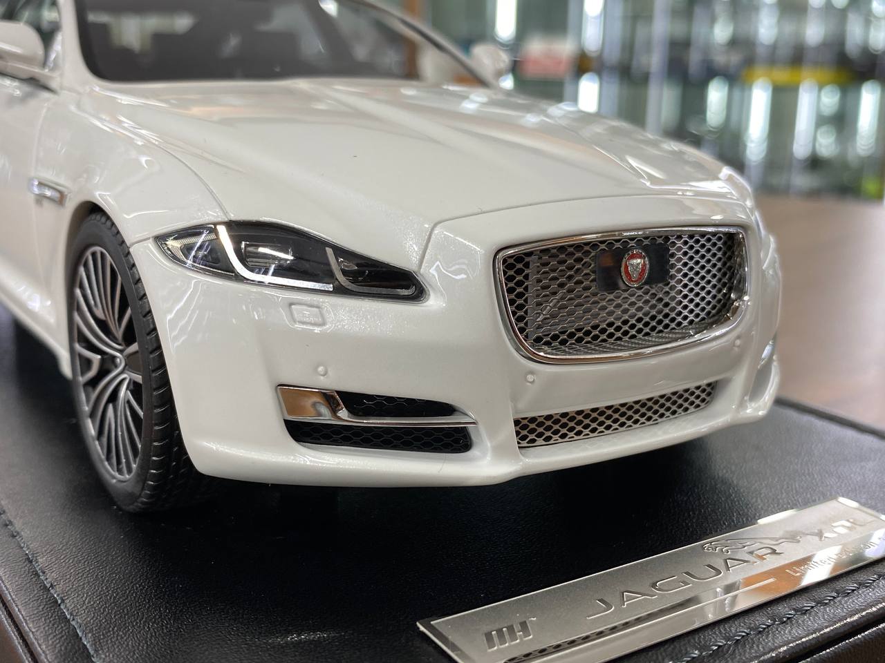 1:18 Resin Model Motorhelix Jaguar XJL – Pearly White Limited 66pcs