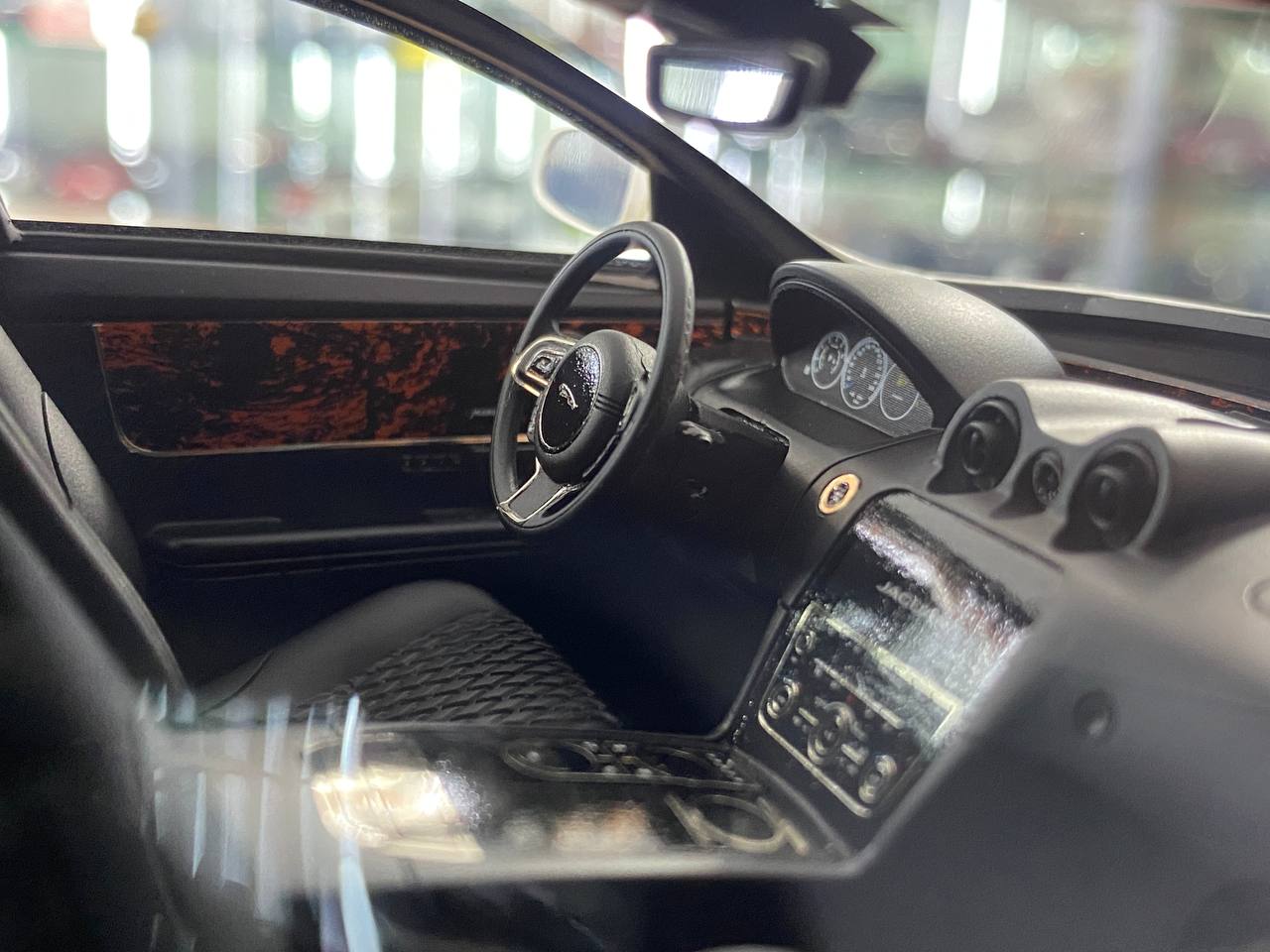 1:18 Resin Model Motorhelix Jaguar XJL – Pearly White Limited 66pcs