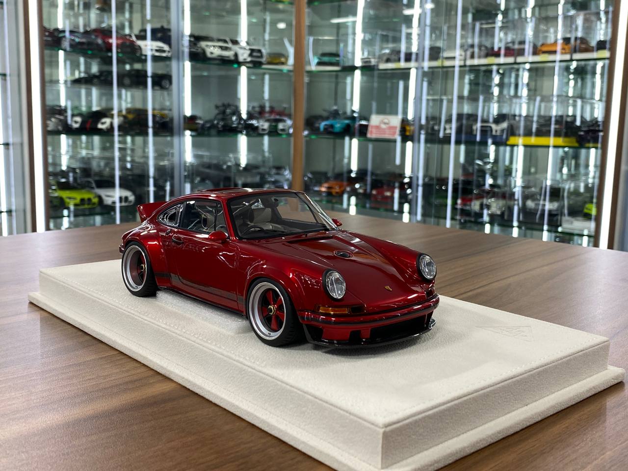 1:18 Resin Model Make up Porsche Singer DLS 2022 – Candy Red Limited 80 pcs