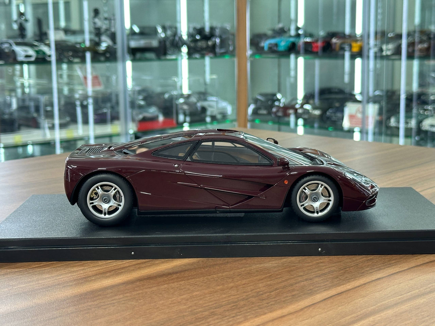 1/18 Resin McLaren F1 (1992) – GT Spirit (Burgundy, Limited 999 pcs)