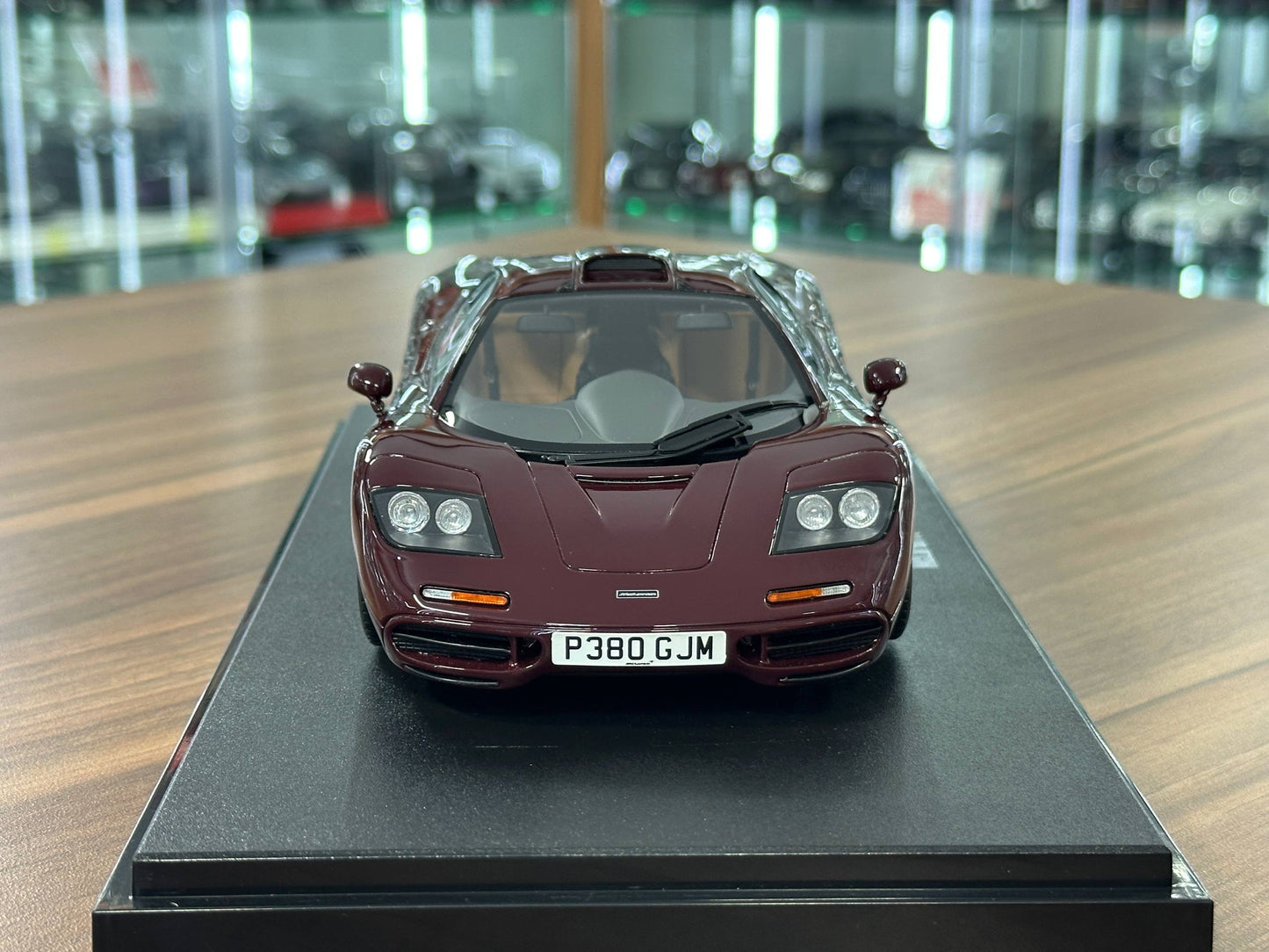 1/18 Resin McLaren F1 (1992) – GT Spirit (Burgundy, Limited 999 pcs)