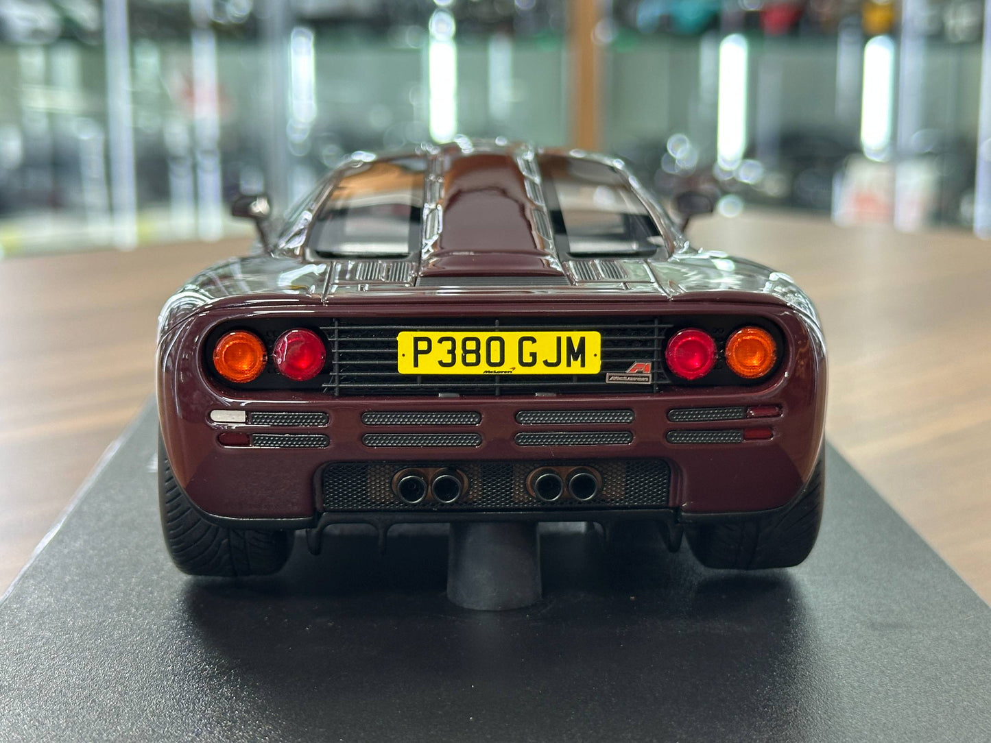 1/18 Resin McLaren F1 (1992) – GT Spirit (Burgundy, Limited 999 pcs)