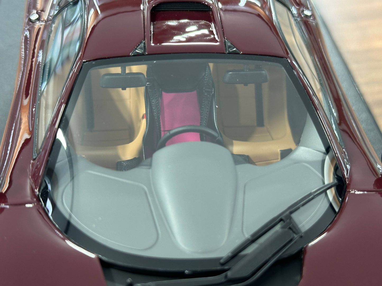 1/18 Resin McLaren F1 (1992) – GT Spirit (Burgundy, Limited 999 pcs)