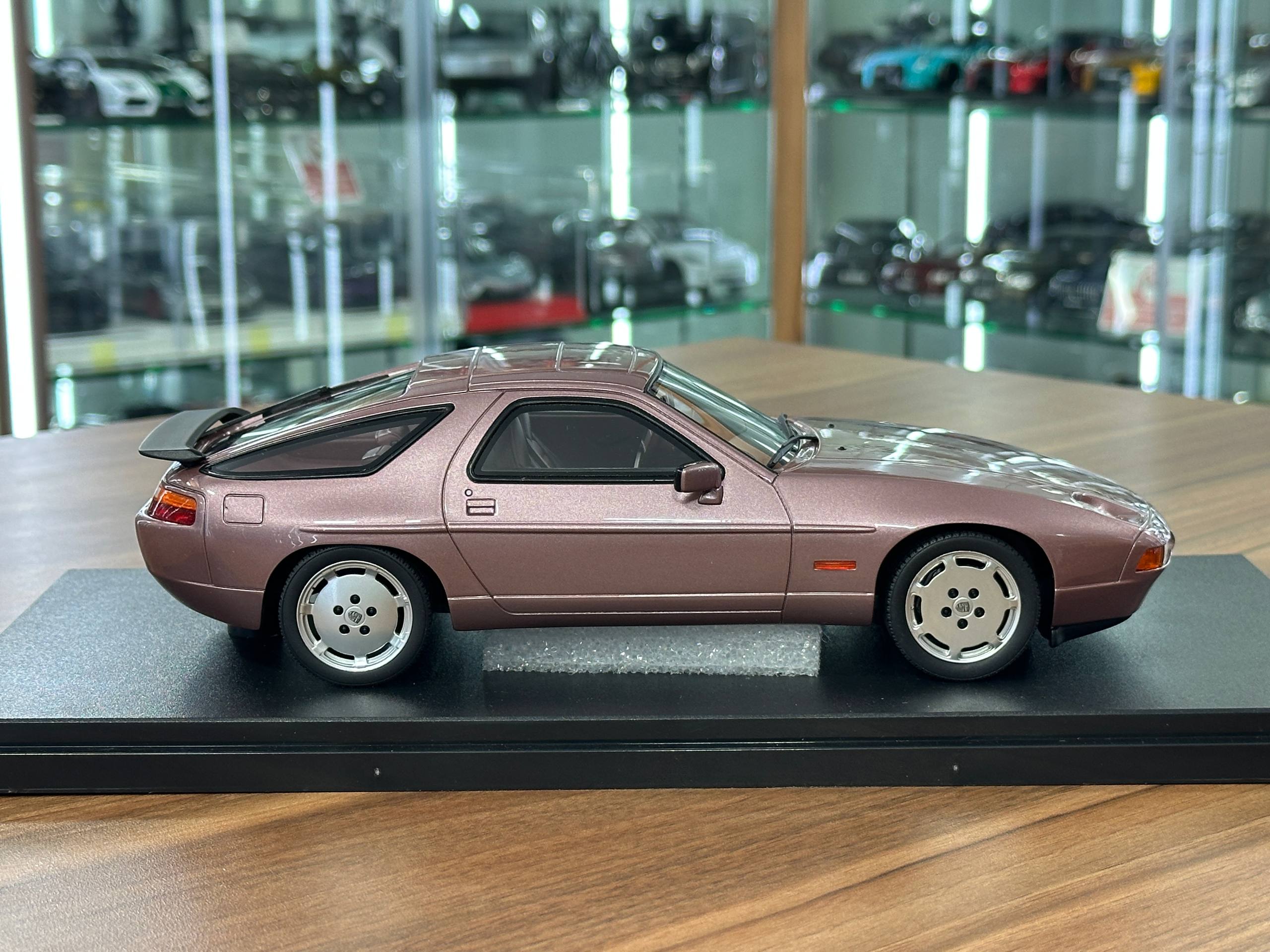 1/18 Resin Porsche 928 S4 (1980) – GT Spirit (Cassis Red Metallic