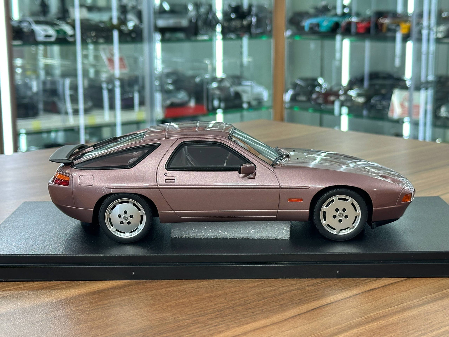 1/18 Resin Porsche 928 S4 (1980) – GT Spirit (Cassis Red Metallic, Limited 999 pcs)