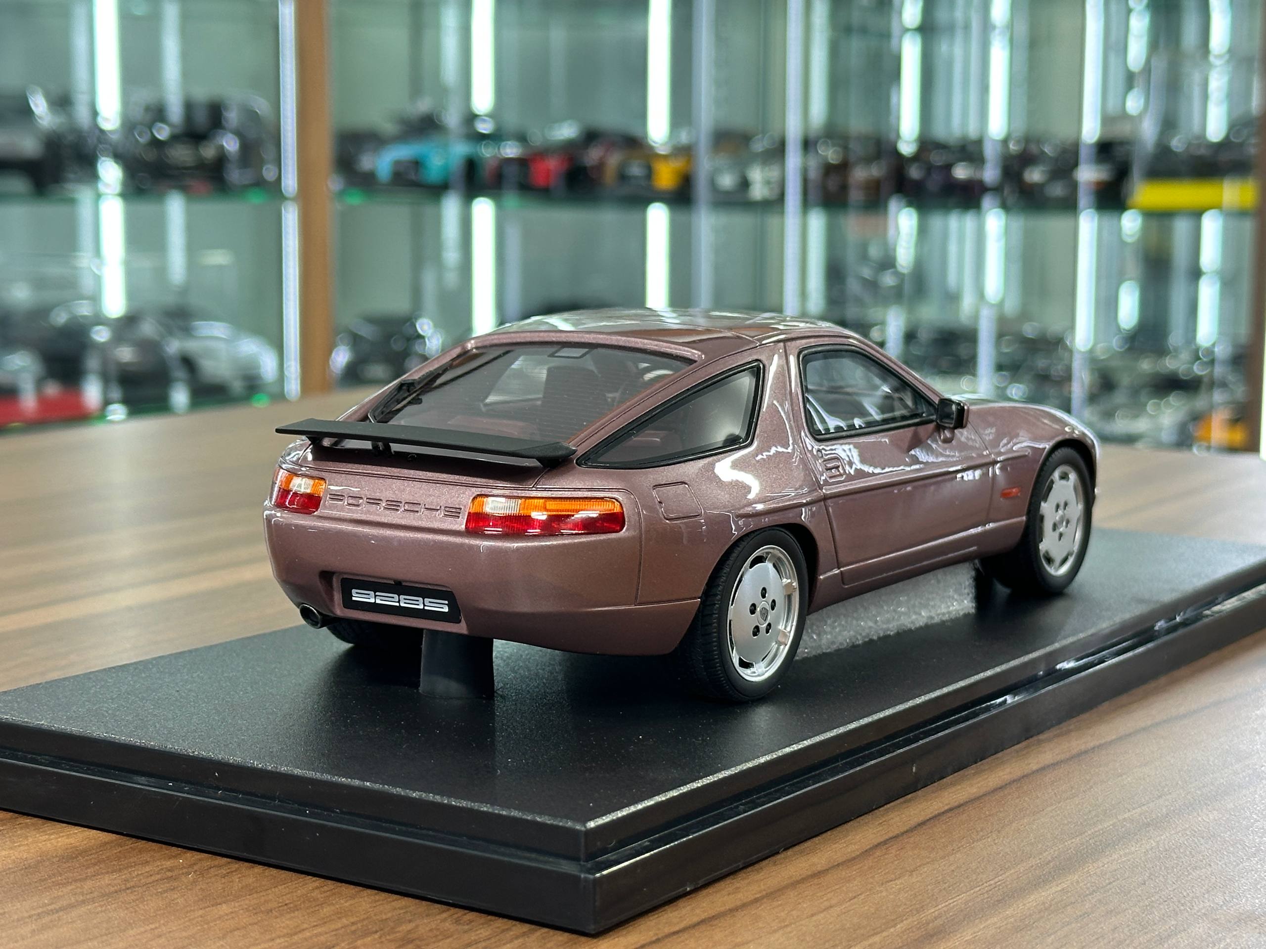 1/18 Resin Porsche 928 S4 (1980) – GT Spirit (Cassis Red Metallic