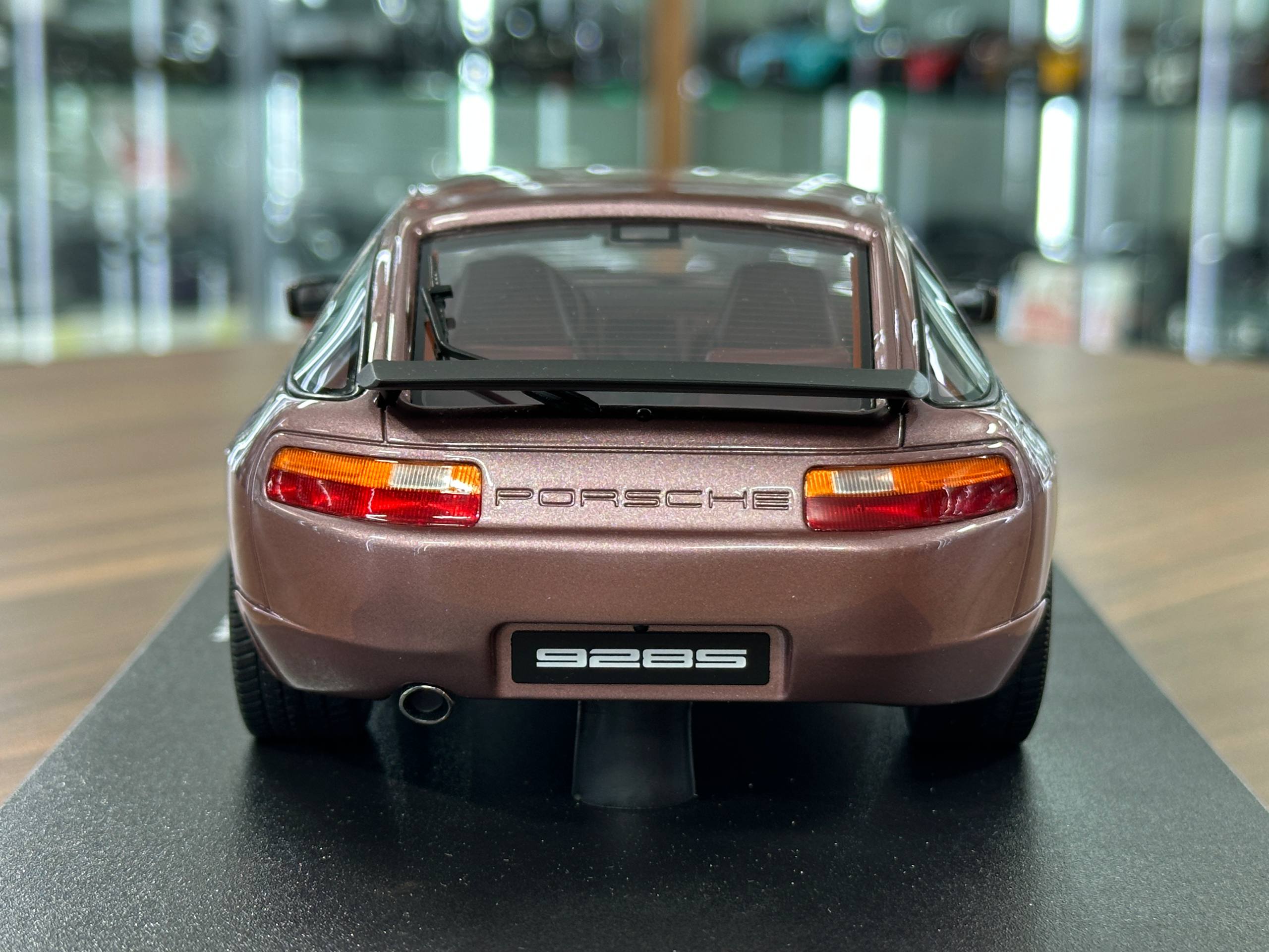 1/18 Resin Porsche 928 S4 (1980) – GT Spirit (Cassis Red Metallic