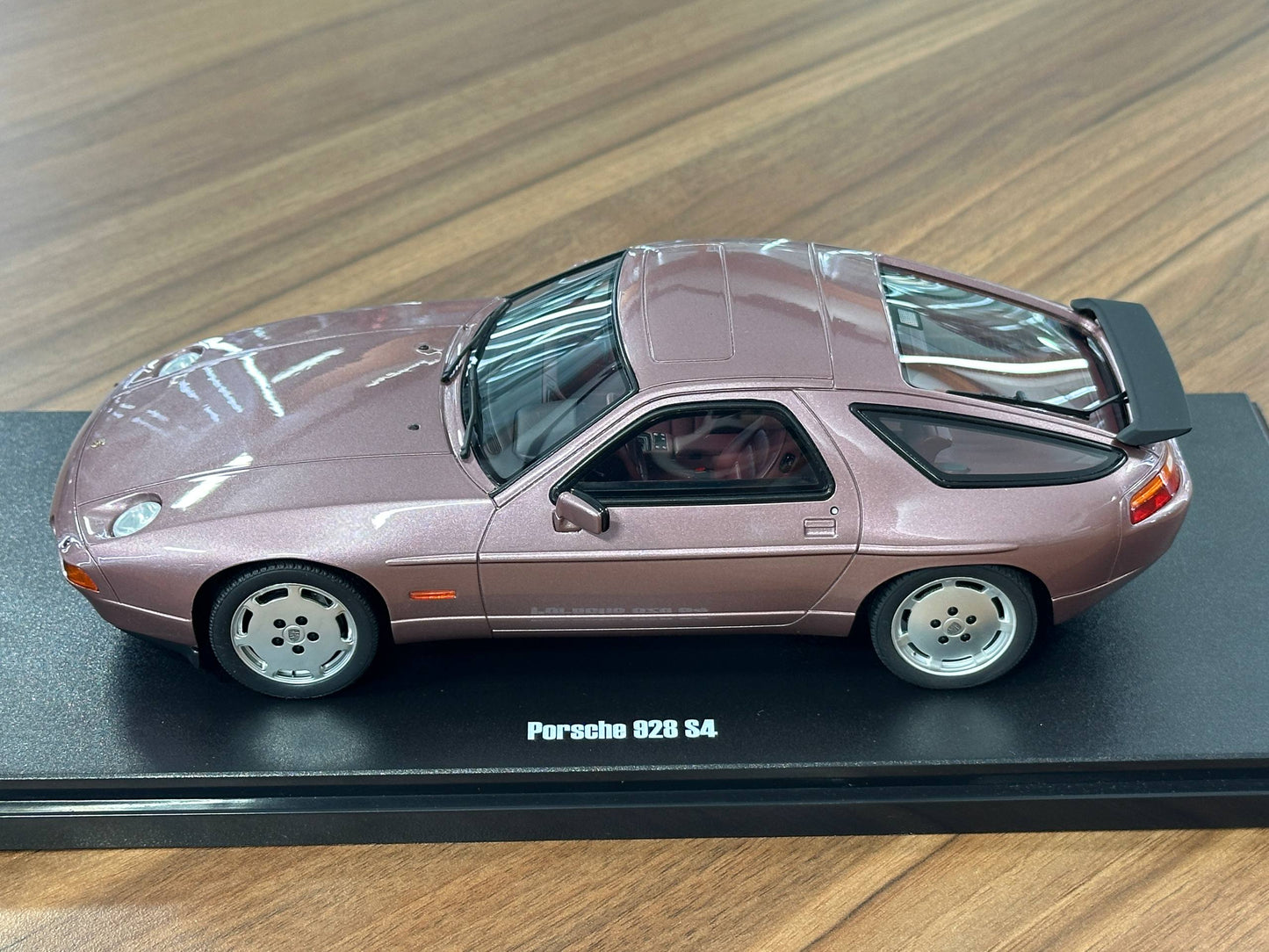 1/18 Resin Porsche 928 S4 (1980) – GT Spirit (Cassis Red Metallic, Limited 999 pcs)