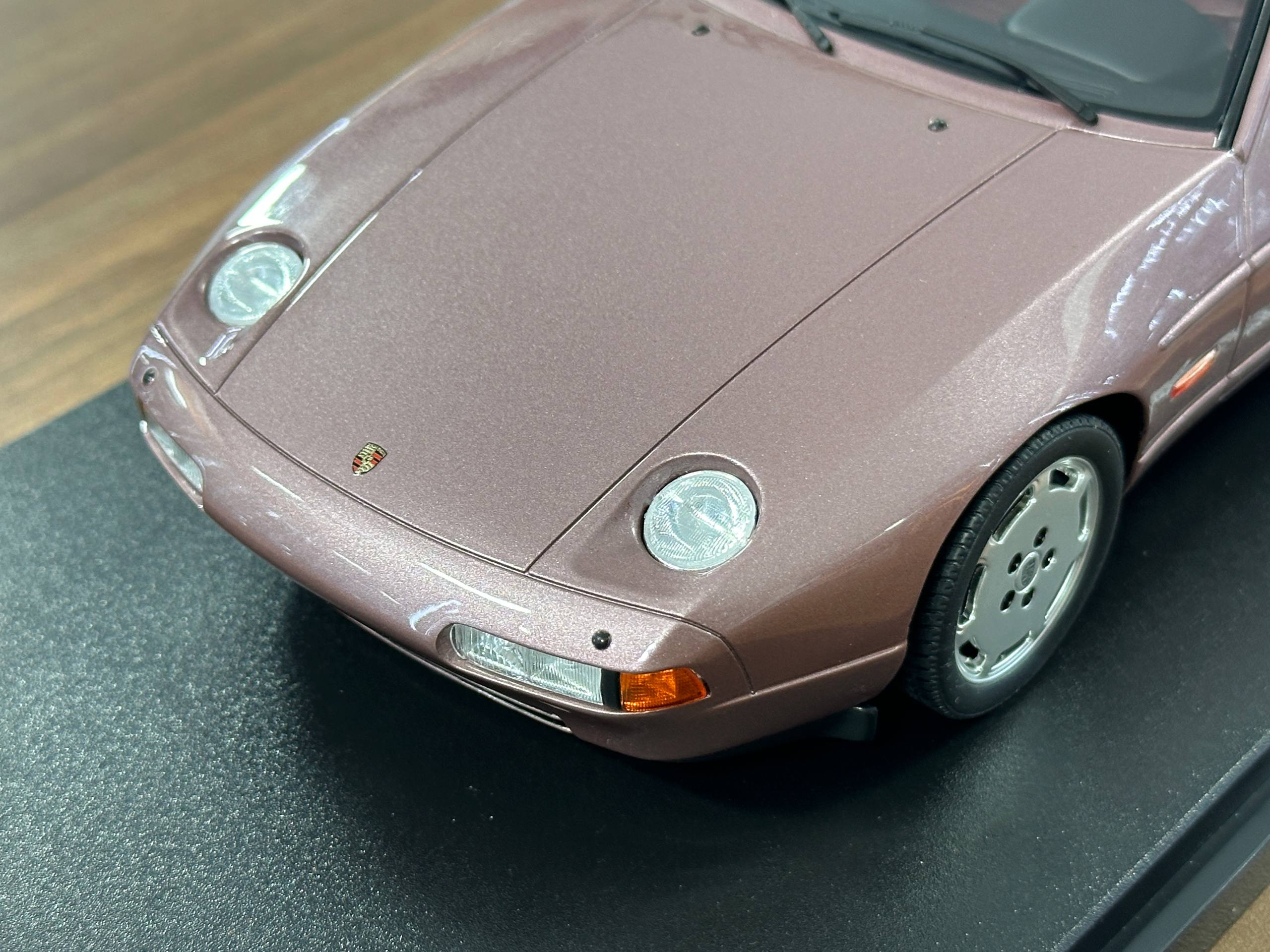 1/18 Resin Porsche 928 S4 (1980) – GT Spirit (Cassis Red Metallic