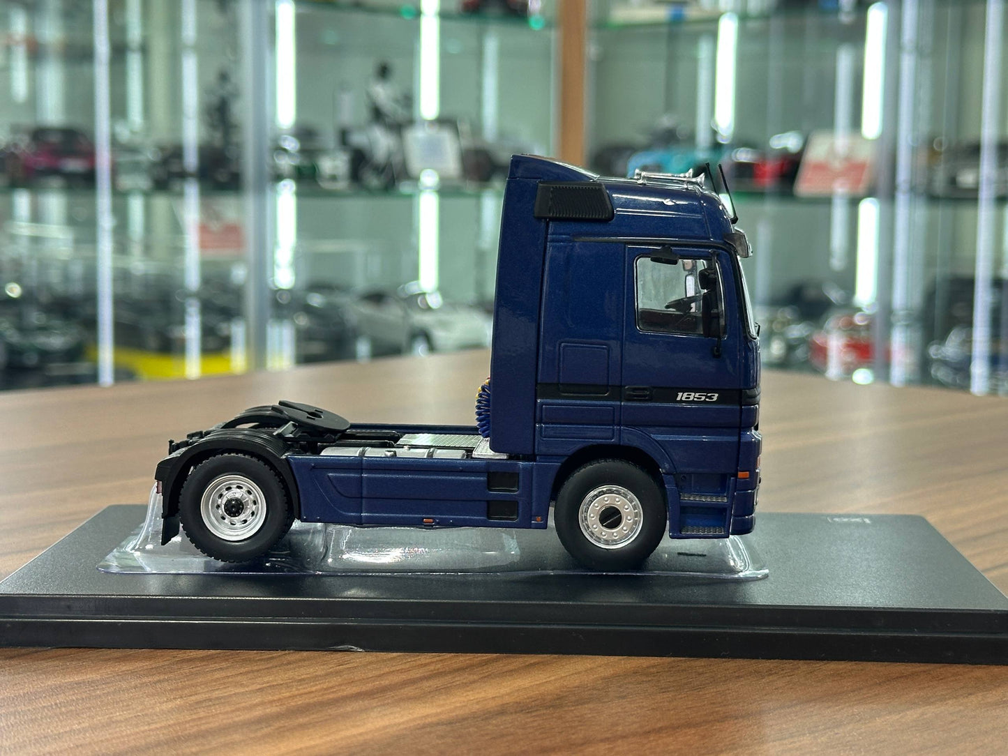 1:43 Diecast Model ixo Models Mercedes‑Benz Actros MP1 1995 – Dark Blue