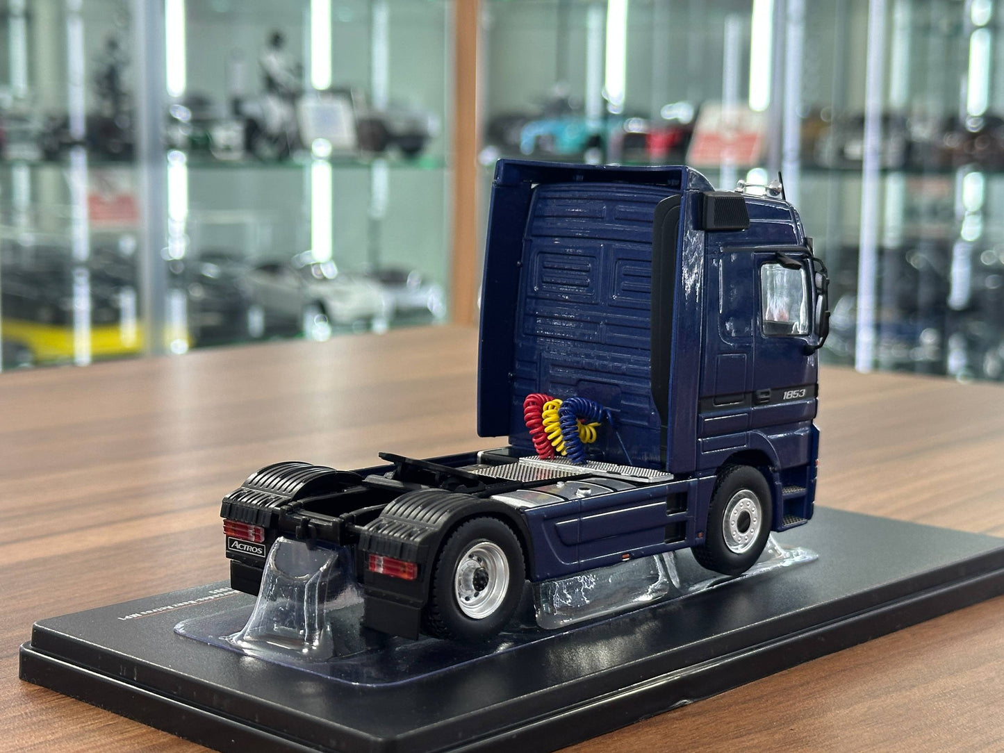 1:43 Diecast Model ixo Models Mercedes‑Benz Actros MP1 1995 – Dark Blue
