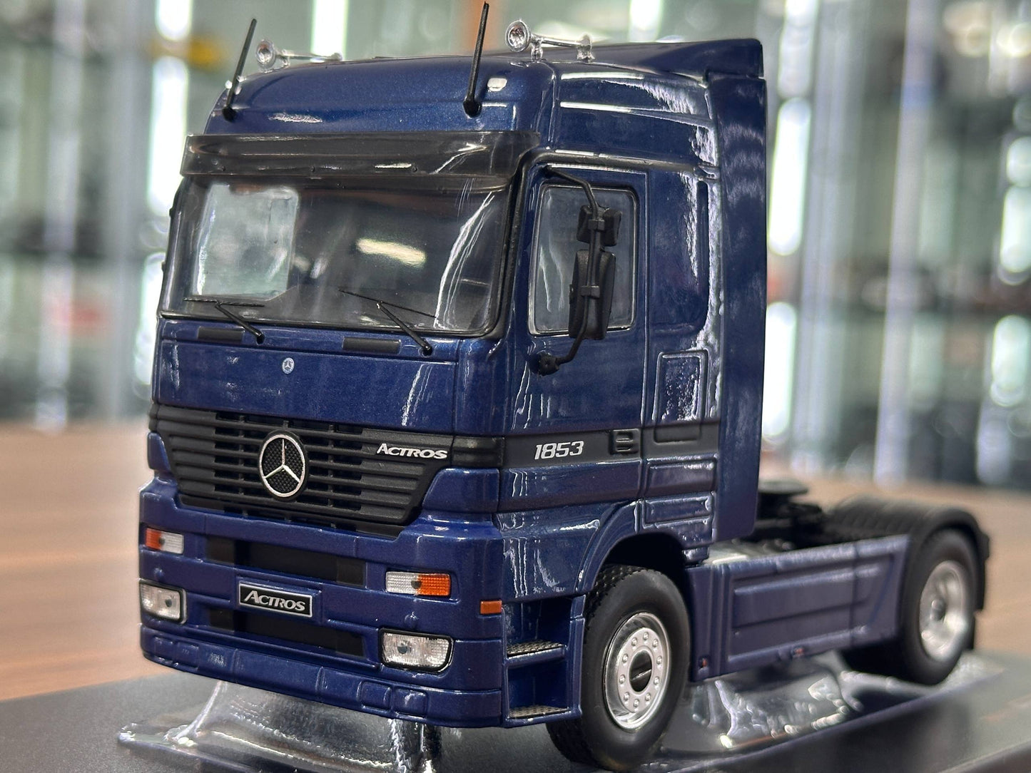1:43 Diecast Model ixo Models Mercedes‑Benz Actros MP1 1995 – Dark Blue