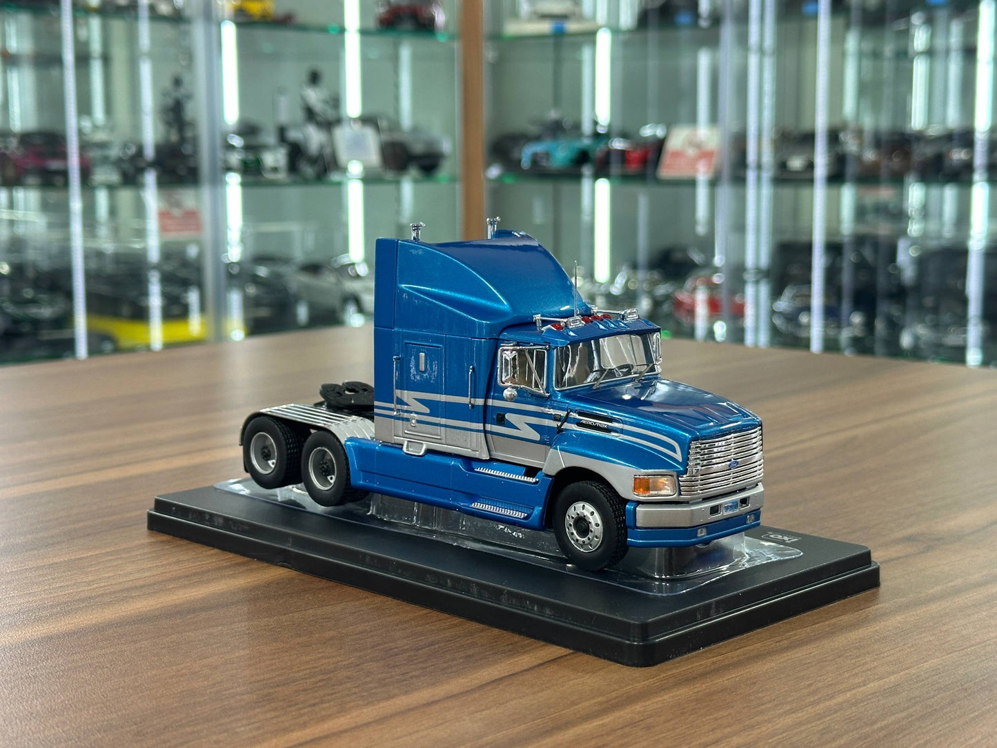 ixo Models Ford Aeromax 1990 – Blue – 1:43 Diecast Model