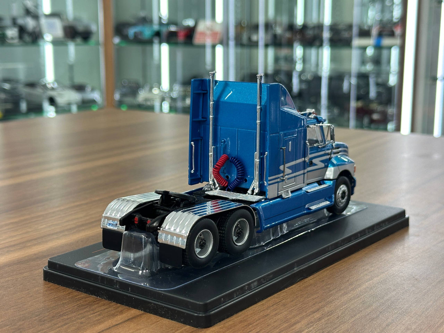 ixo Models Ford Aeromax 1990 – Blue – 1:43 Diecast Model