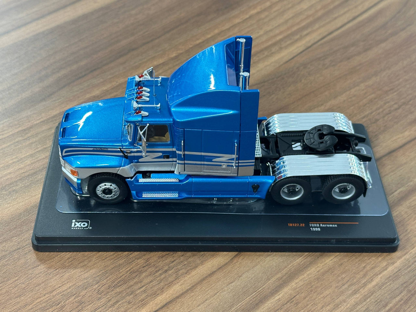 ixo Models Ford Aeromax 1990 – Blue – 1:43 Diecast Model