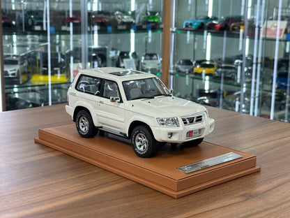 Old School Models Nissan Patrol Y61 (2004) – white – 1:18 Resin Model (Non‑Opening, Limited 100 pcs) (Copy)