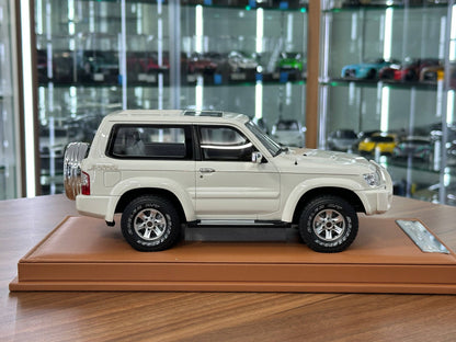 Old School Models Nissan Patrol Y61 (2004) – white – 1:18 Resin Model (Non‑Opening, Limited 100 pcs) (Copy)