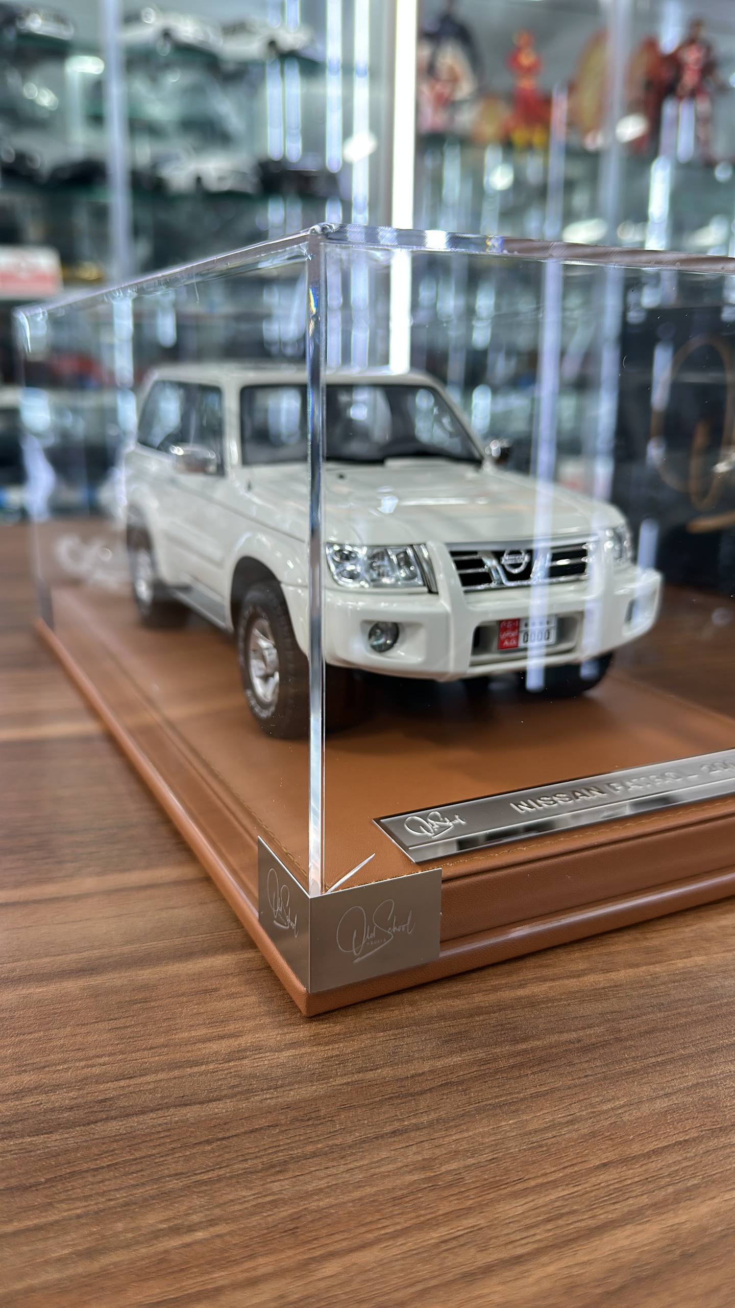Old School Models Nissan Patrol Y61 (2004) – white – 1:18 Resin Model (Non‑Opening, Limited 100 pcs) (Copy)