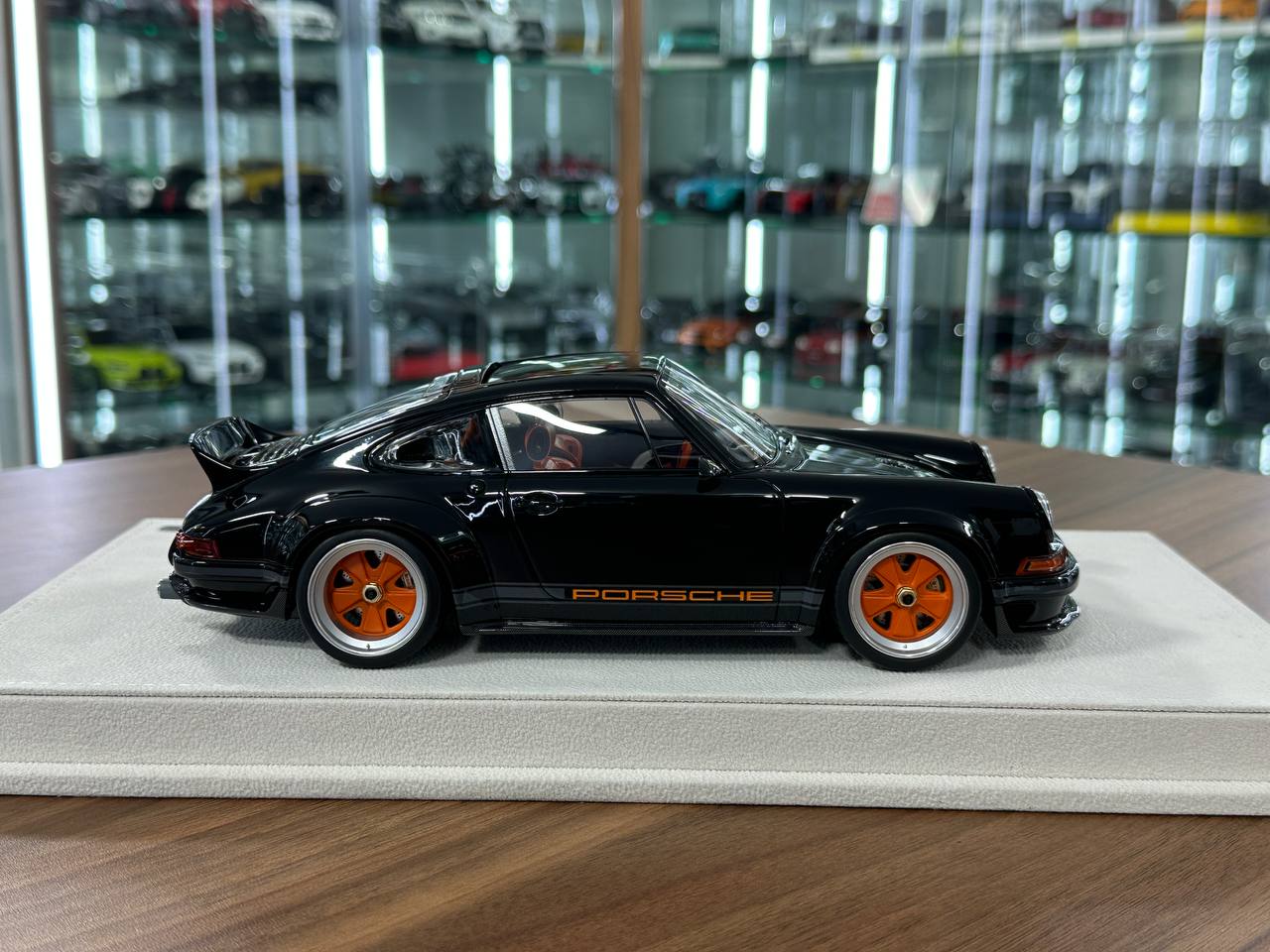 1:18 Resin Model Porsche Singer DLS 2022– Black/Orange | Make Up (Limited 80 pcs – Dubai Collectors)