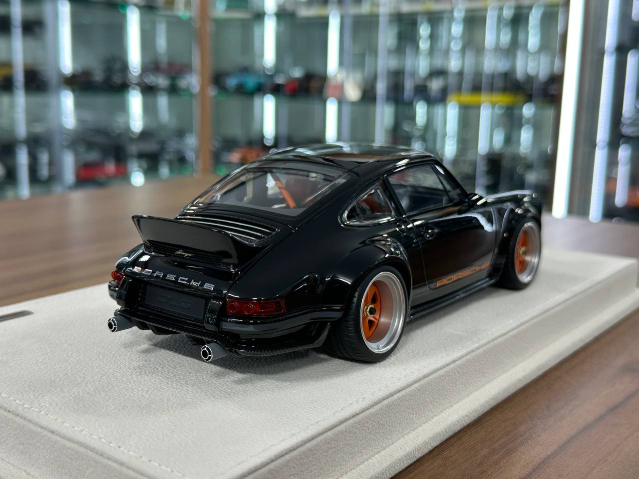 1:18 Resin Model Porsche Singer DLS 2022– Black/Orange | Make Up (Limited 80 pcs – Dubai Collectors)
