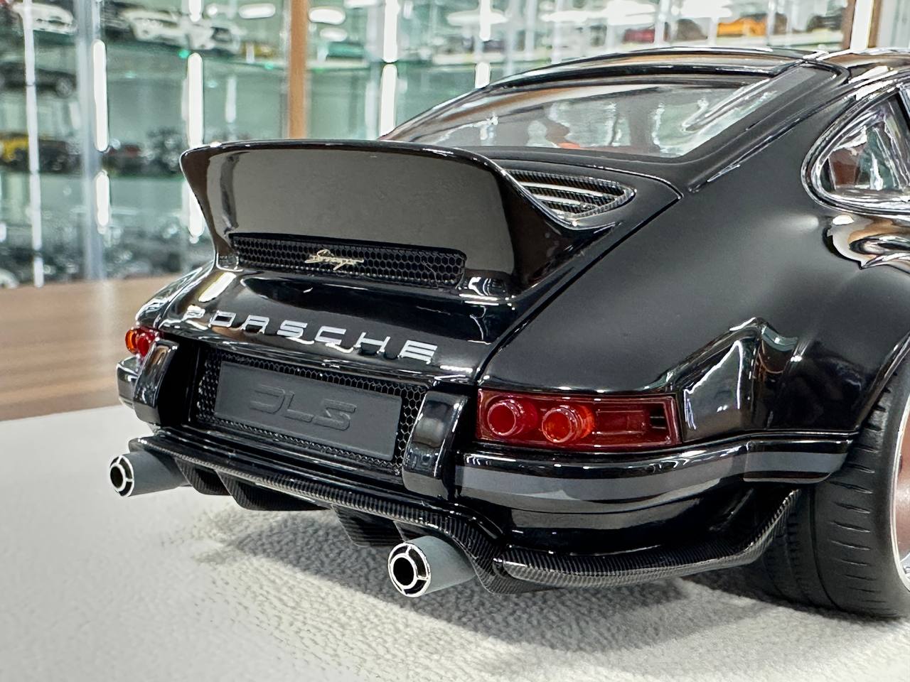 1:18 Resin Model Porsche Singer DLS 2022– Black/Orange | Make Up (Limited 80 pcs – Dubai Collectors)