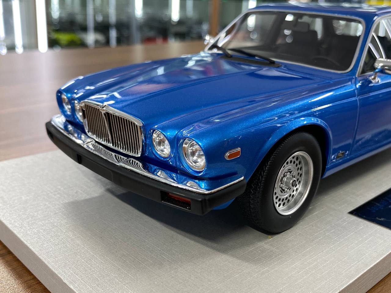 1:18 Resin Model LS Collectibles Jaguar XJ6 1982 – Light Metallic Blue / Mesh Wheels (Limited 250 pcs – Dubai Collectors)